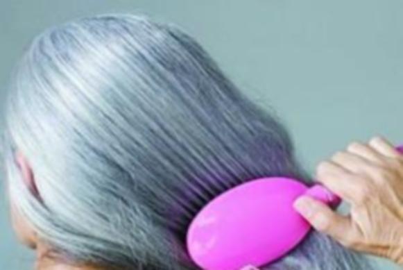 少妇花重金买祖传偏方治白发 疗法竟一根根拔