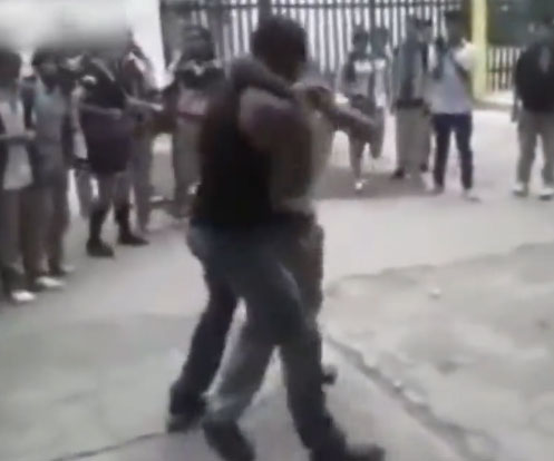 实拍﹕恶棍调戏男孩豹纹背包 不料反被揍趴下