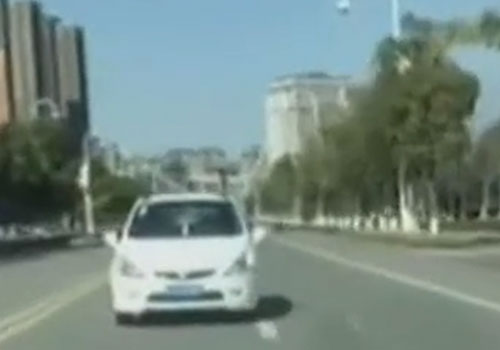 60码倒车还敢超车变道﹗实拍﹕男子闹市炫车