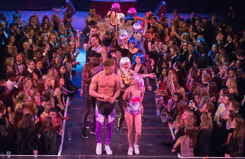 争议视频流出:大学生限制级性感时装走秀! _光