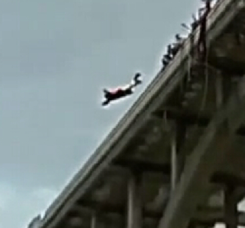 实拍﹕男子蹦极摔死瞬间 因向女友炫耀忘绑双