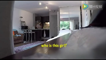 女友质问性感美女是谁?给小伙子的机智点赞! _光明电视 _光明网