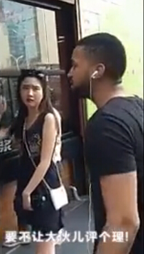 实拍 黑人 男子狂骂俩 插队女 :瞧你那损噻 _光明