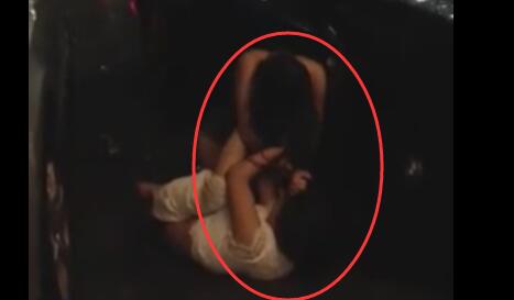 小三大战﹖实拍两妙龄女互殴扒裤子露出内裤