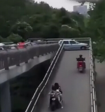 高手在民間!小轎車開上人行天橋 轉5個彎通過