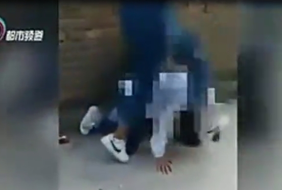 中学女生遭同学围殴踩头打脸 双膝跪地不敢还手 _光明电视 _光明网