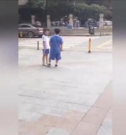 实拍 小学生当街闹分手  女孩声泪俱下:酸奶、辣