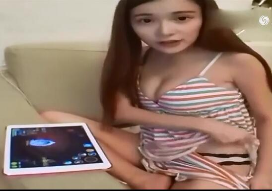 直播中被问内衣颜色 女主播竟拉下裤子证明