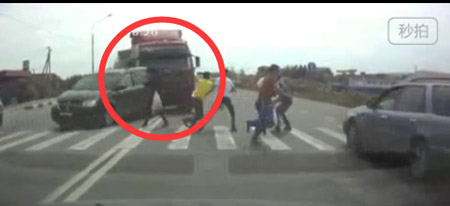 实拍防不胜防的大货车 太吓人了