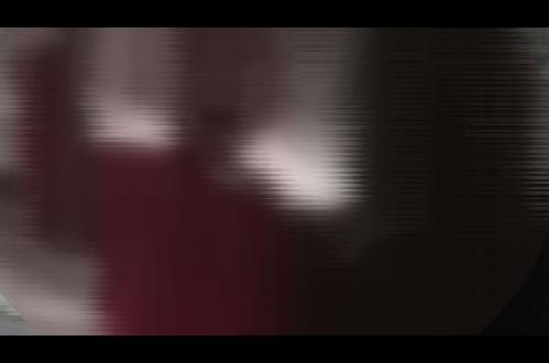 实拍高铁车厢黑脸老妇快手拔鸡毛 场面血腥吓