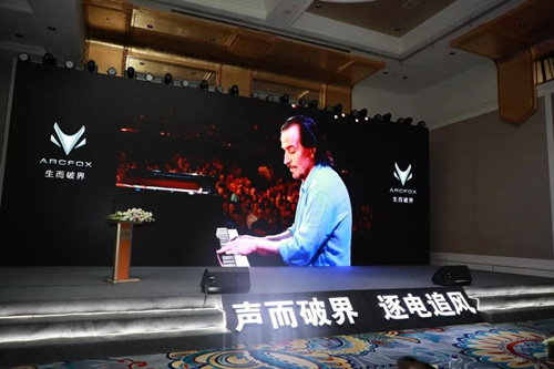 年,雅尼第一次来到中国,他为这场音乐会特意创作的一支曲子《夜莺》