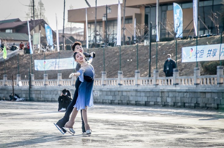 筑梦冬奥 推动青少年参与冰雪运动