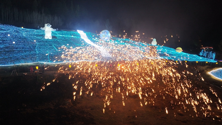 新春走基层丨灯火映水乡，铁花闹元宵