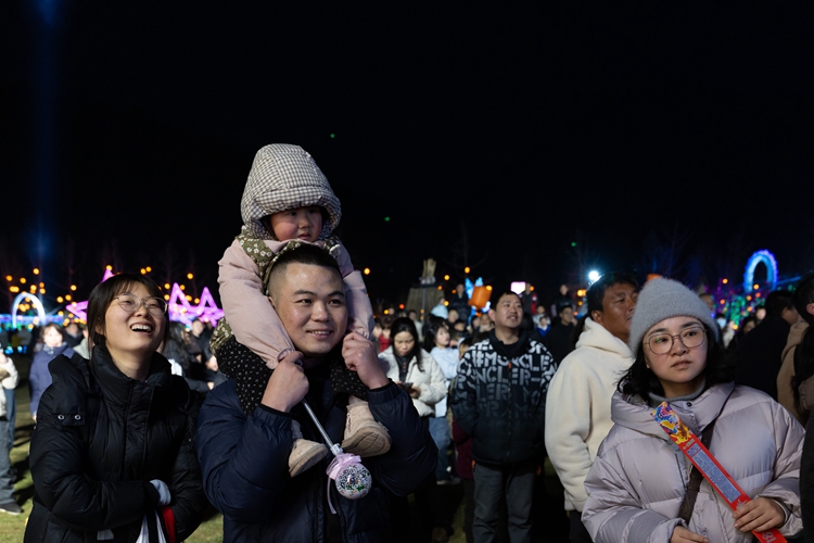 新春走基层丨灯火映水乡，铁花闹元宵