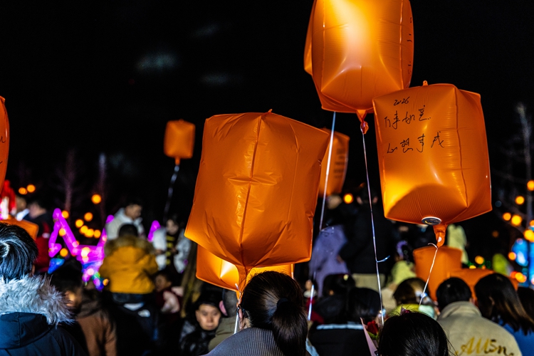 新春走基层丨灯火映水乡，铁花闹元宵