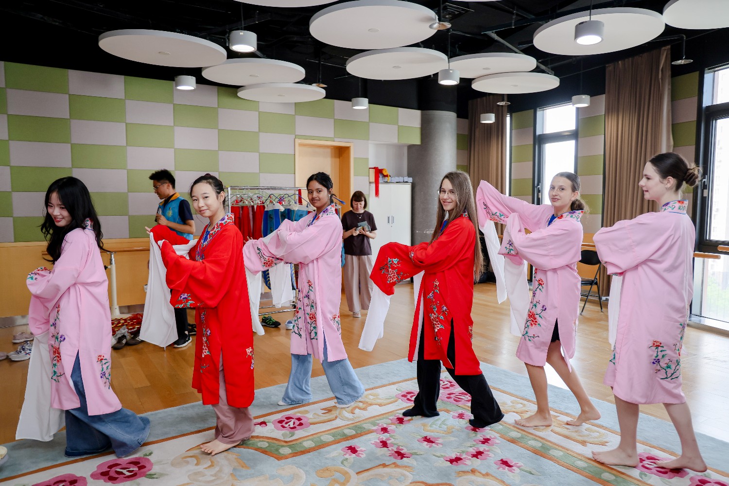 文化小大使的中国日记|国粹初体验:学民乐、练功夫、赏京剧 文化小大使的中国日记|国粹初体验:学民乐、练功夫、赏京剧