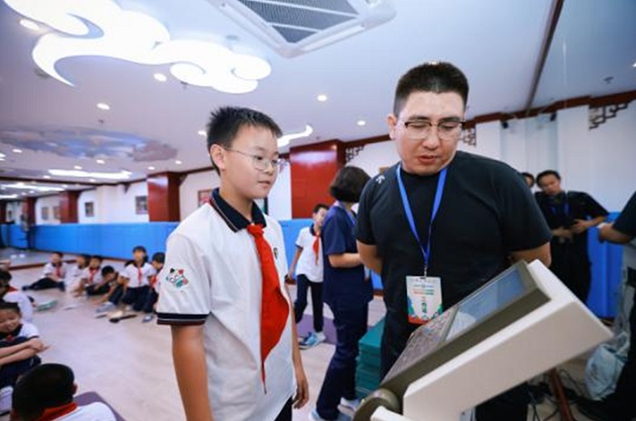 科学赋能体育公益 身心共育少年成长
——2026年体育科普中国行暨“公益体彩 快乐操场”体彩健康公益行活动举行