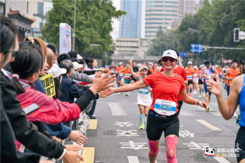 成马3.5 万名跑者穿行人文地标,感受城市温度 成马3.5 万名跑者穿行人文地标,感受城市温度