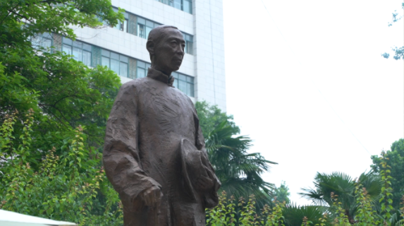 西北高等教育奠基人、中国现代医学先驱徐诵明雕像在西北大学落成